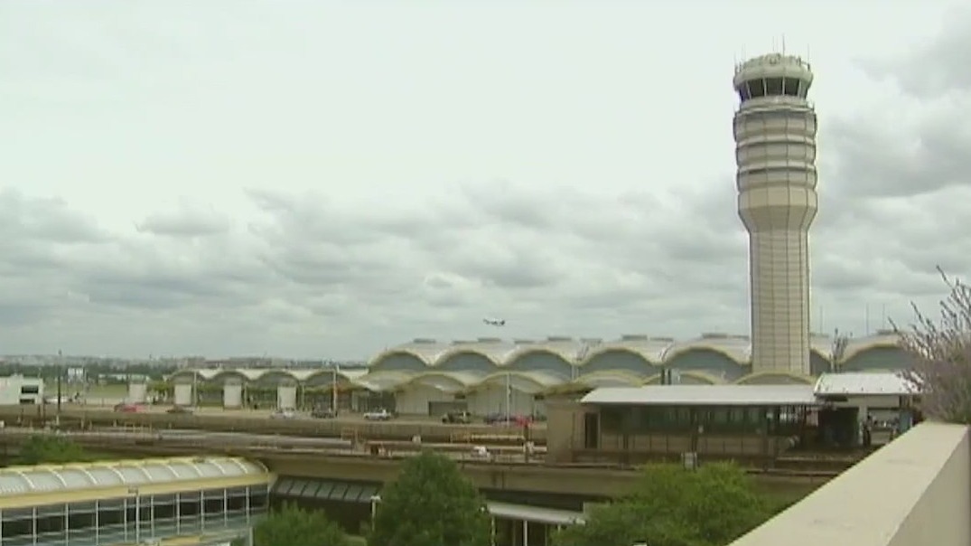 Near miss of planes at Regan National Airport